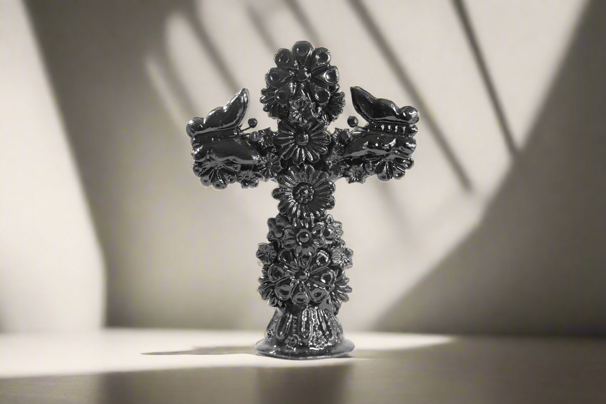 Cruz negro - Barro vidriado - 18.5 cm. 7.4 in.