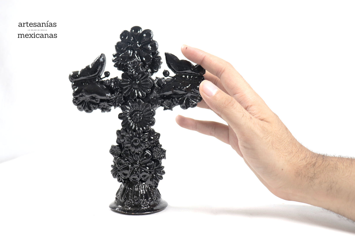 Cruz negro - Barro vidriado - 18.5 cm. 7.4 in.
