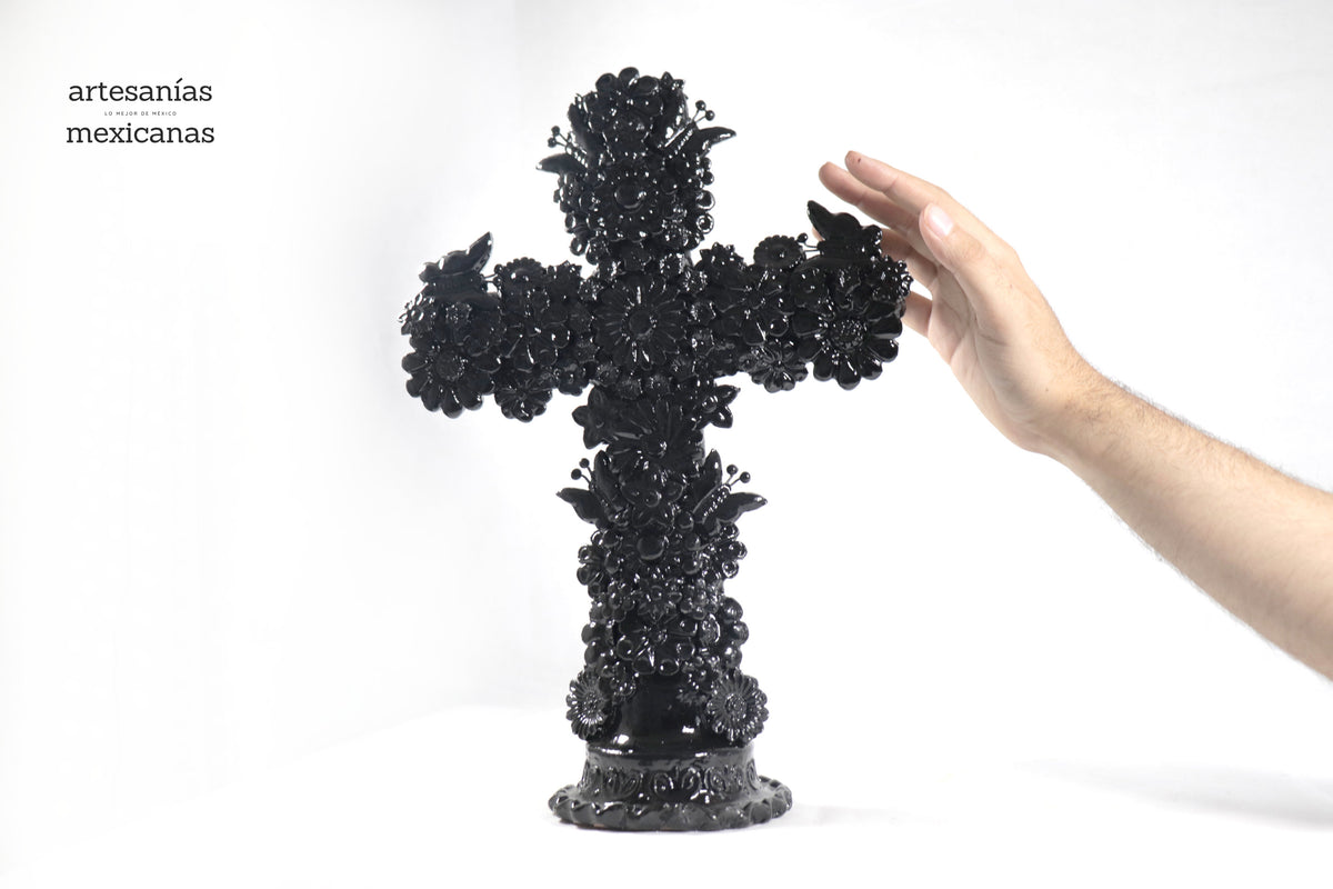 Cruz negra - Barro vidriado - 38 cm. 15 in.