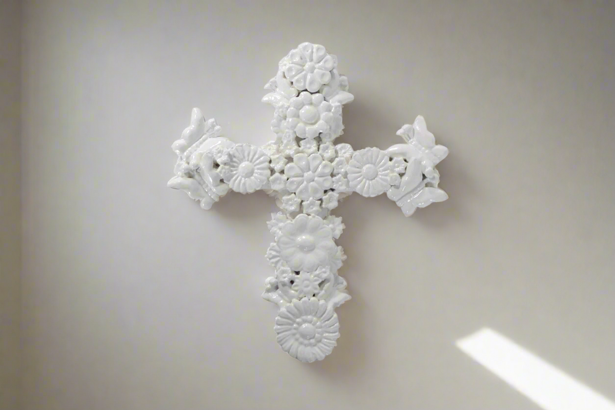 Cruz blanca de pared - Barro vidriado - 29 cm. 11.4 in.