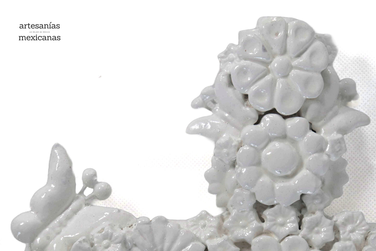 Cruz blanca de pared - Barro vidriado - 29 cm. 11.4 in.