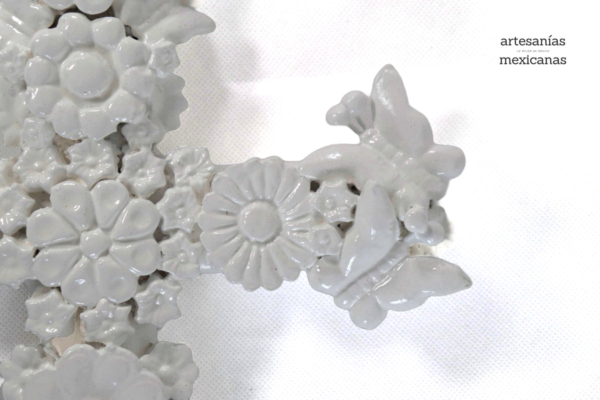 Cruz blanca de pared - Barro vidriado - 29 cm. 11.4 in.