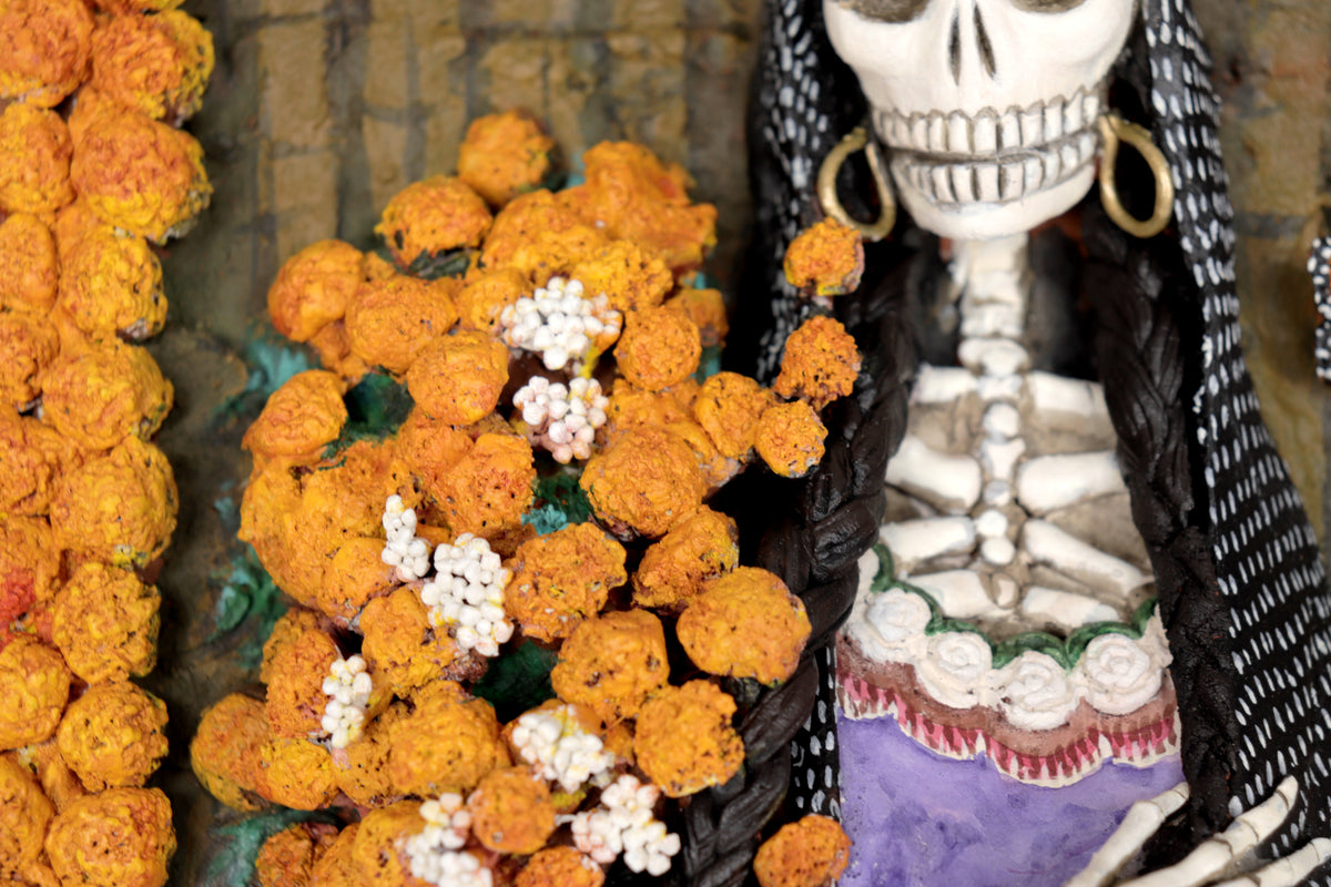 Paisaje de día de muertos, Catrina con cempasúchil - 57 cm. 22.4 in. Catrina