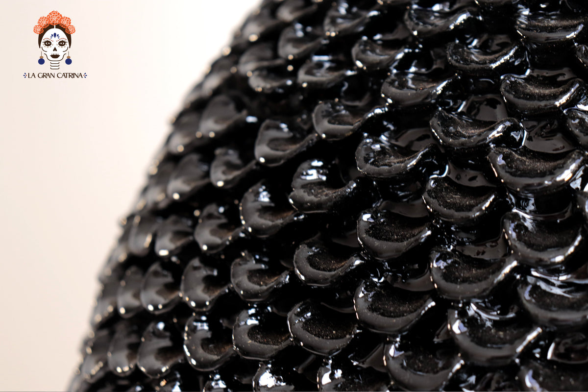 Piña Michoacana Negra con Pétalos - 65 cm. 26 in. Piña