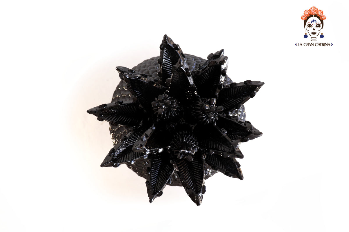 Piña Michoacana Negra con Pétalos - 65 cm. 26 in. Piña