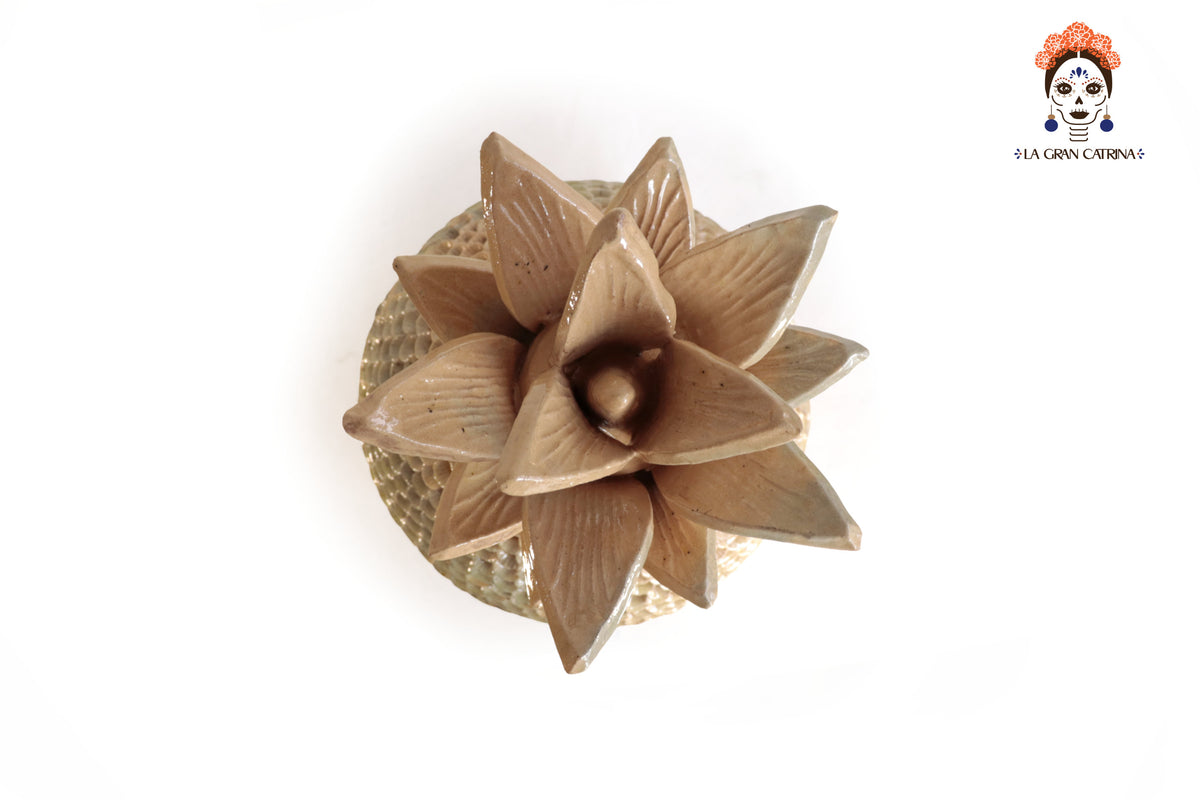 Piña Michoacana Beige con Pétalos - 65 cm. 26 in. Piña