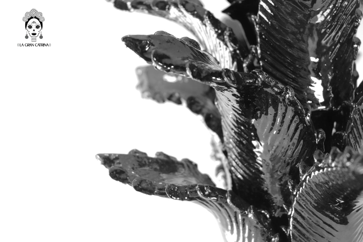 Piña michoacana de barro - Negra de picos con tapa especial - 47 cm. 19 in.