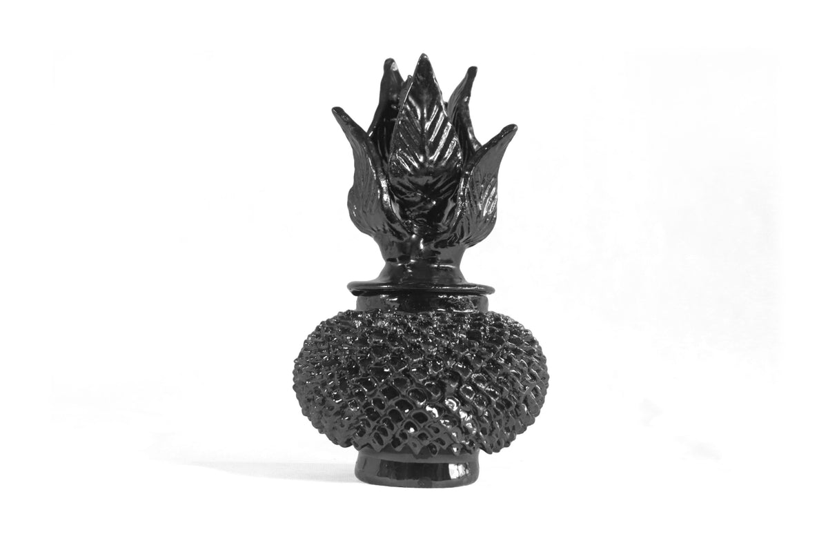 Piña Pequeña Negra de Picos - 21 cm. 8.5 in.