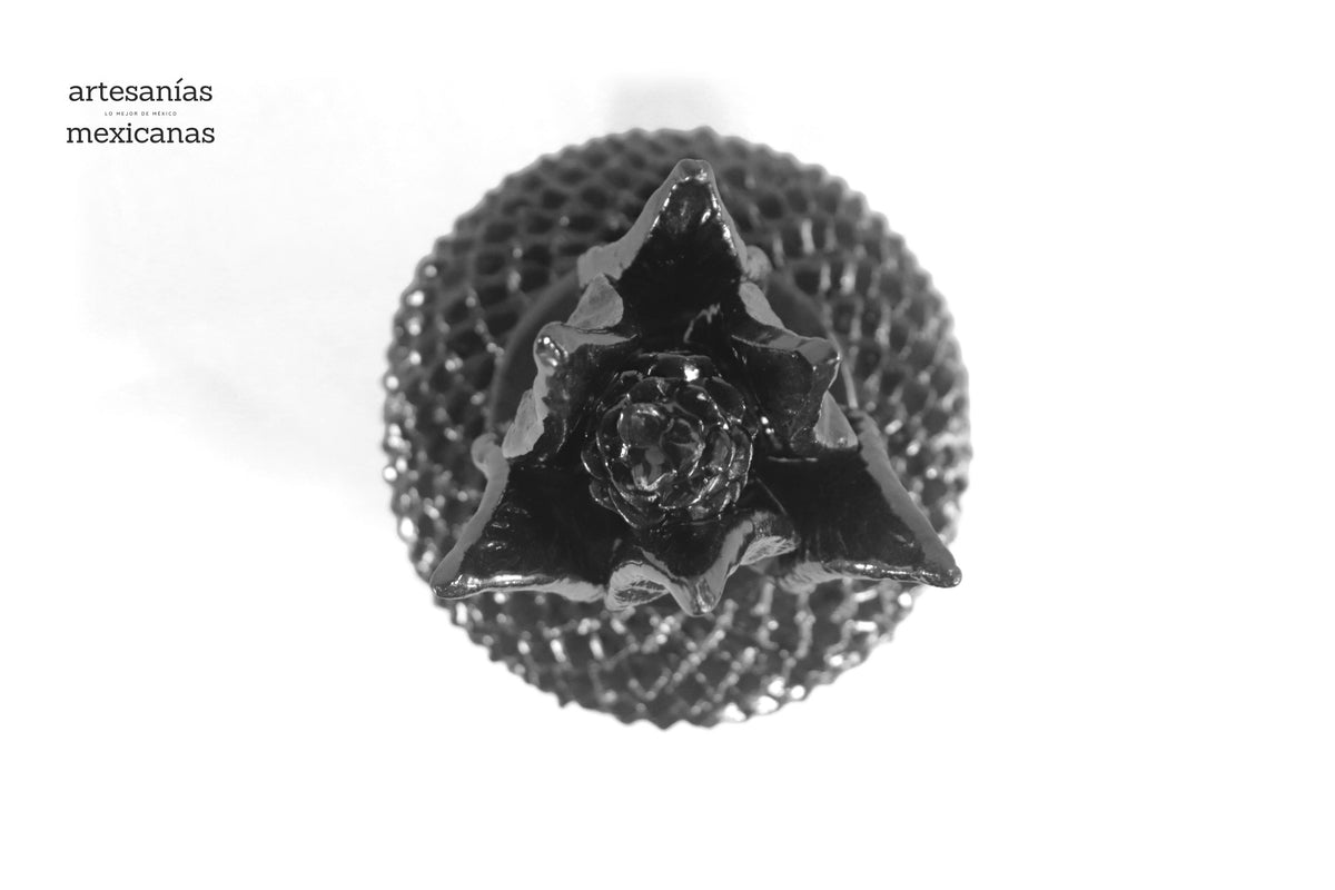 Piña Pequeña Negra de Picos - 21 cm. 8.5 in.