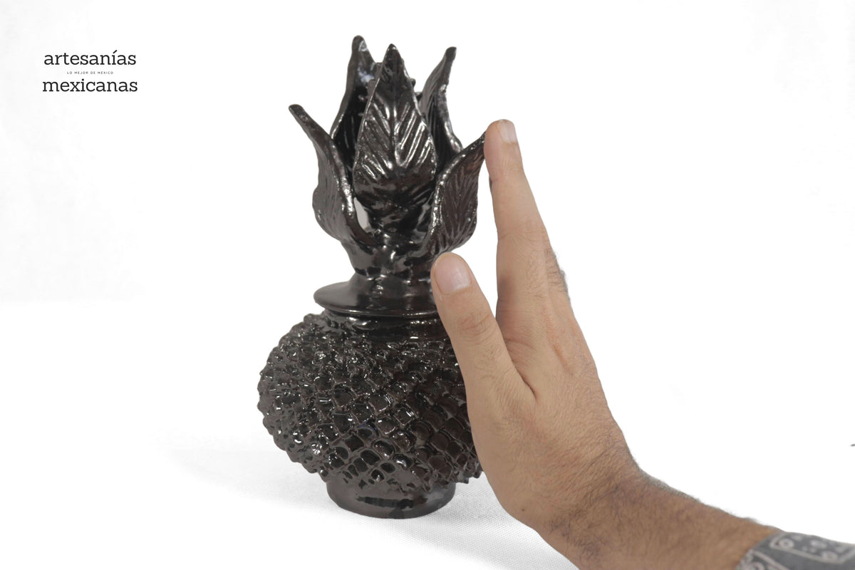 Piña Pequeña Negra de Picos - 21 cm. 8.5 in.