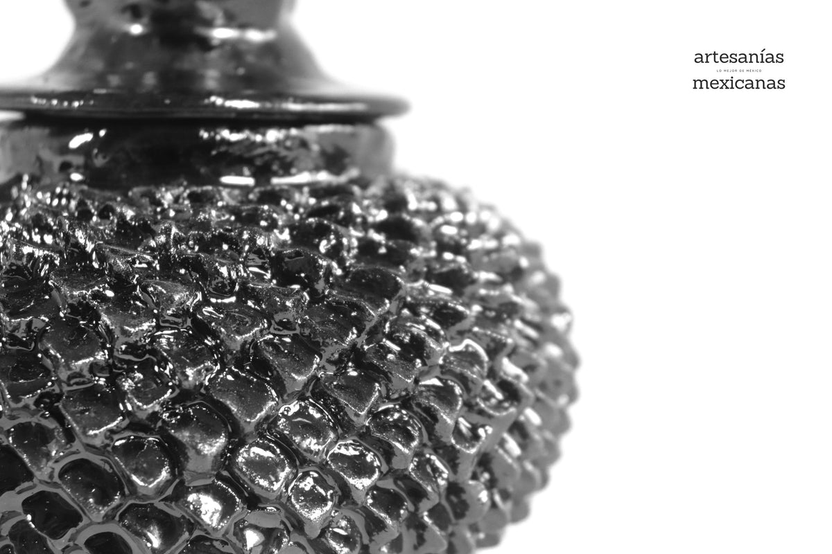 Piña Pequeña Negra de Picos - 21 cm. 8.5 in.