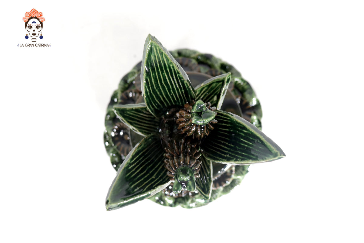 Piña michoacana de barro - Verde y cafe pequeña pétalos y flores - 29 cm. 11.4 in.
