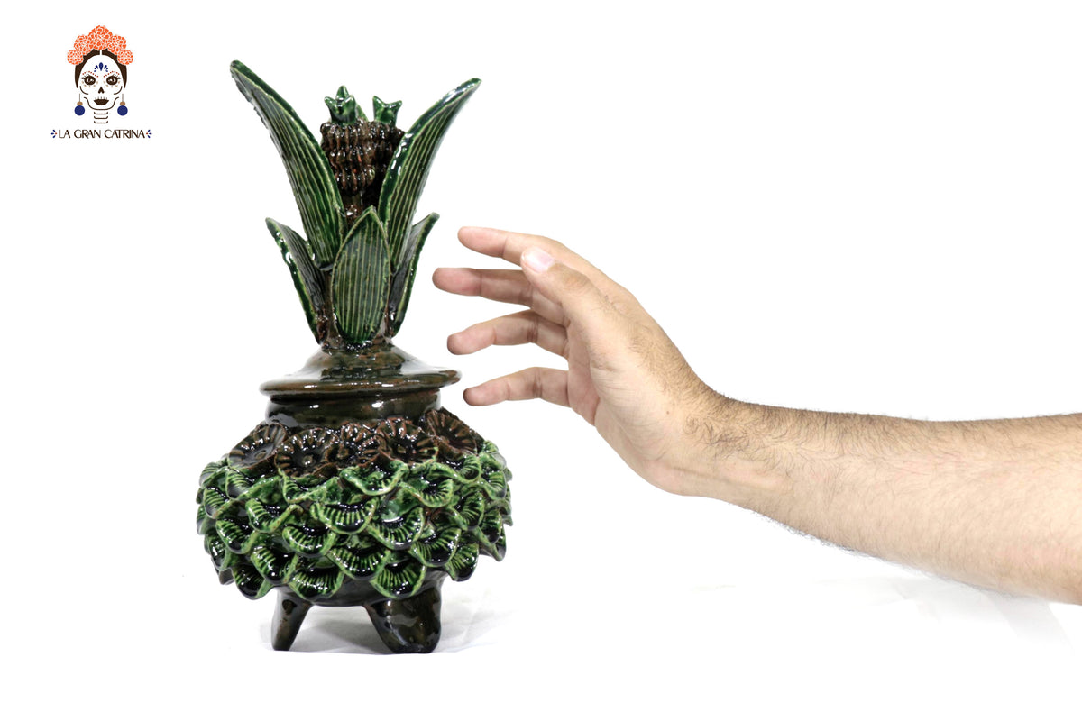 Piña michoacana de barro - Verde y cafe pequeña pétalos y flores - 29 cm. 11.4 in.