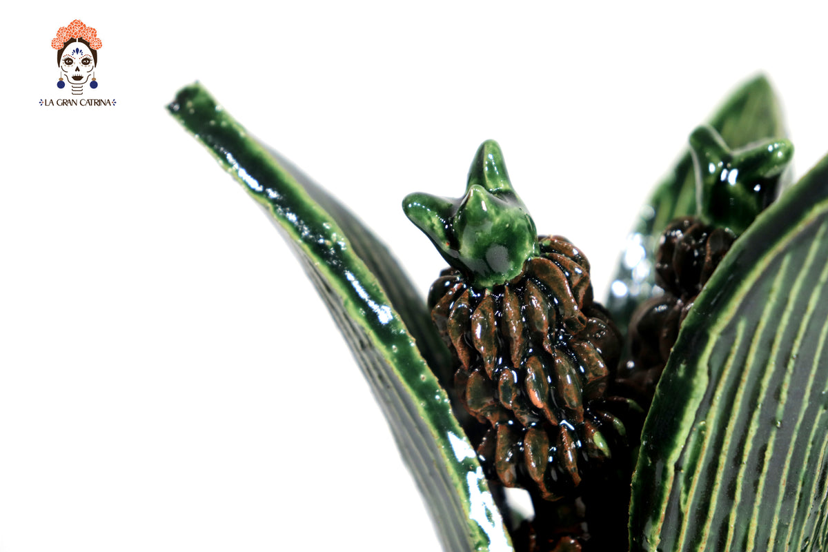 Piña michoacana de barro - Verde y cafe pequeña pétalos y flores - 29 cm. 11.4 in.