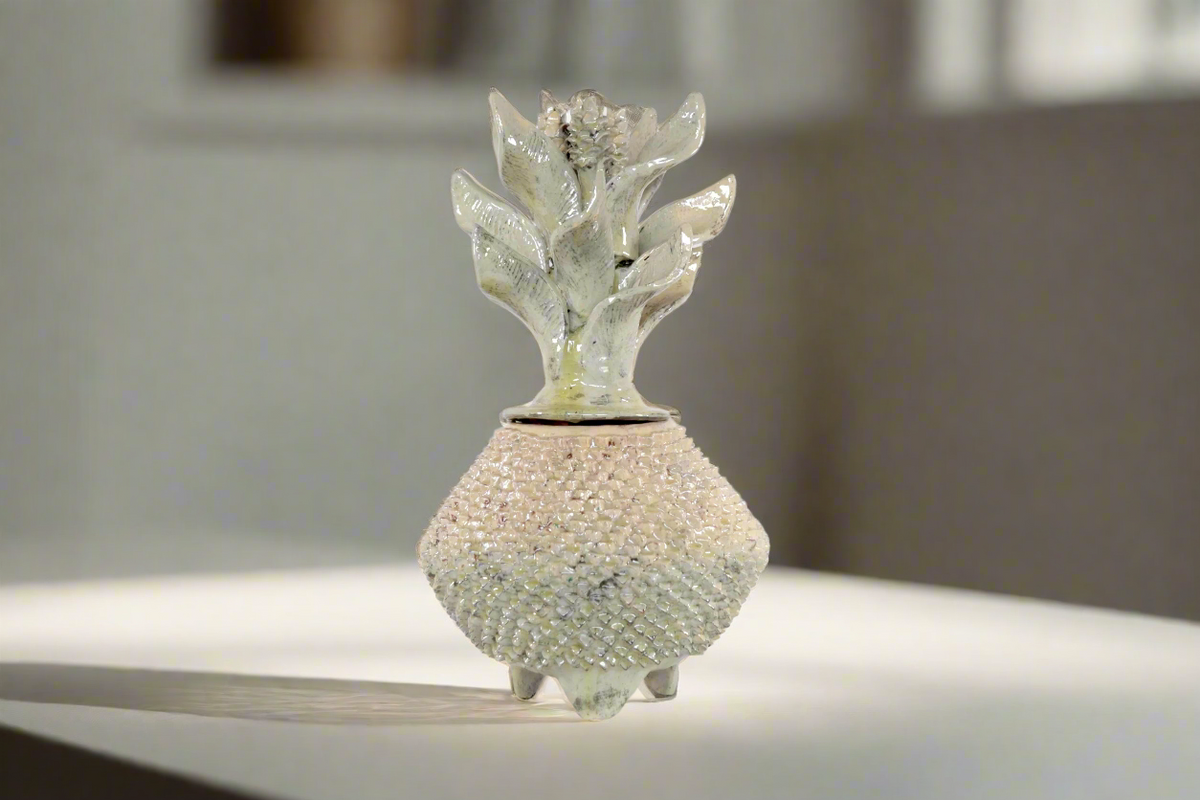 Piña de platillo de picos beige de tapa ondulada - 41 cm. 16 in. - Sobre Pedido