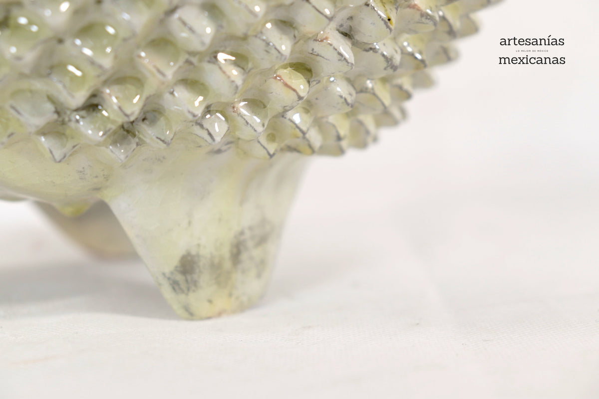 Piña de platillo de picos beige de tapa ondulada - 41 cm. 16 in. - Sobre Pedido