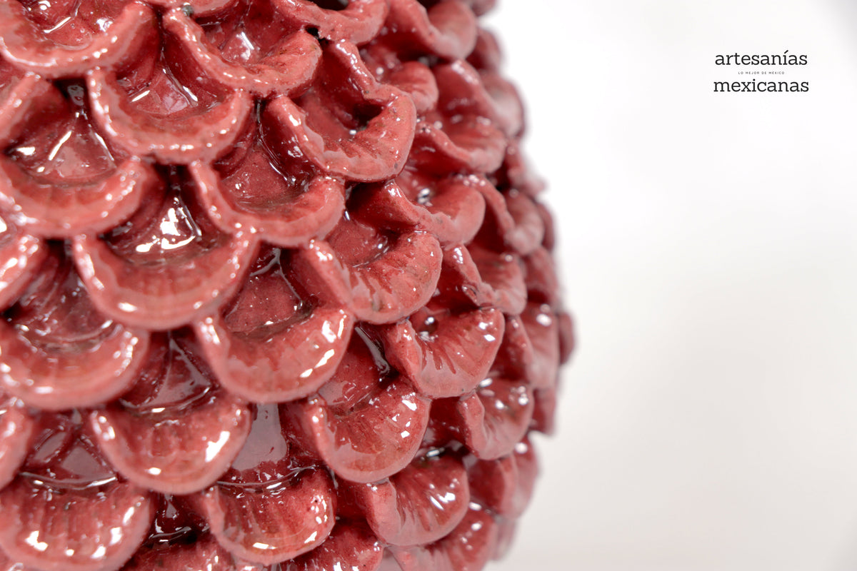 Piña de pétalos roja de barro vidriado - 29 cm. 11.4 in.