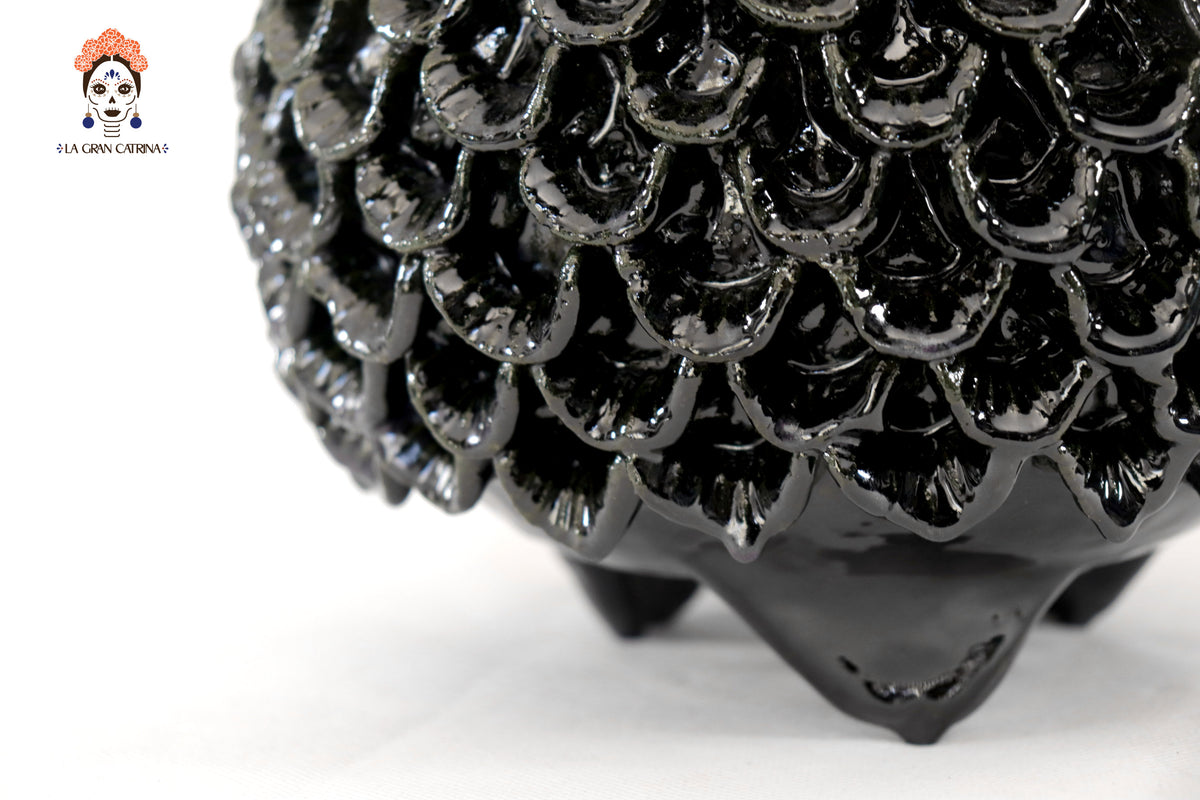 Piña michoacana de barro - Pétalos y flores negras - 33 cm. 13 in.