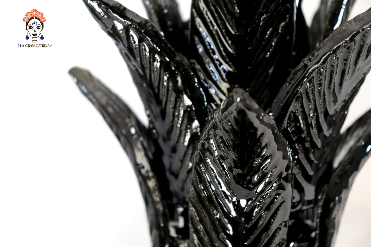 Piña michoacana de barro - Pétalos y flores negras - 33 cm. 13 in.