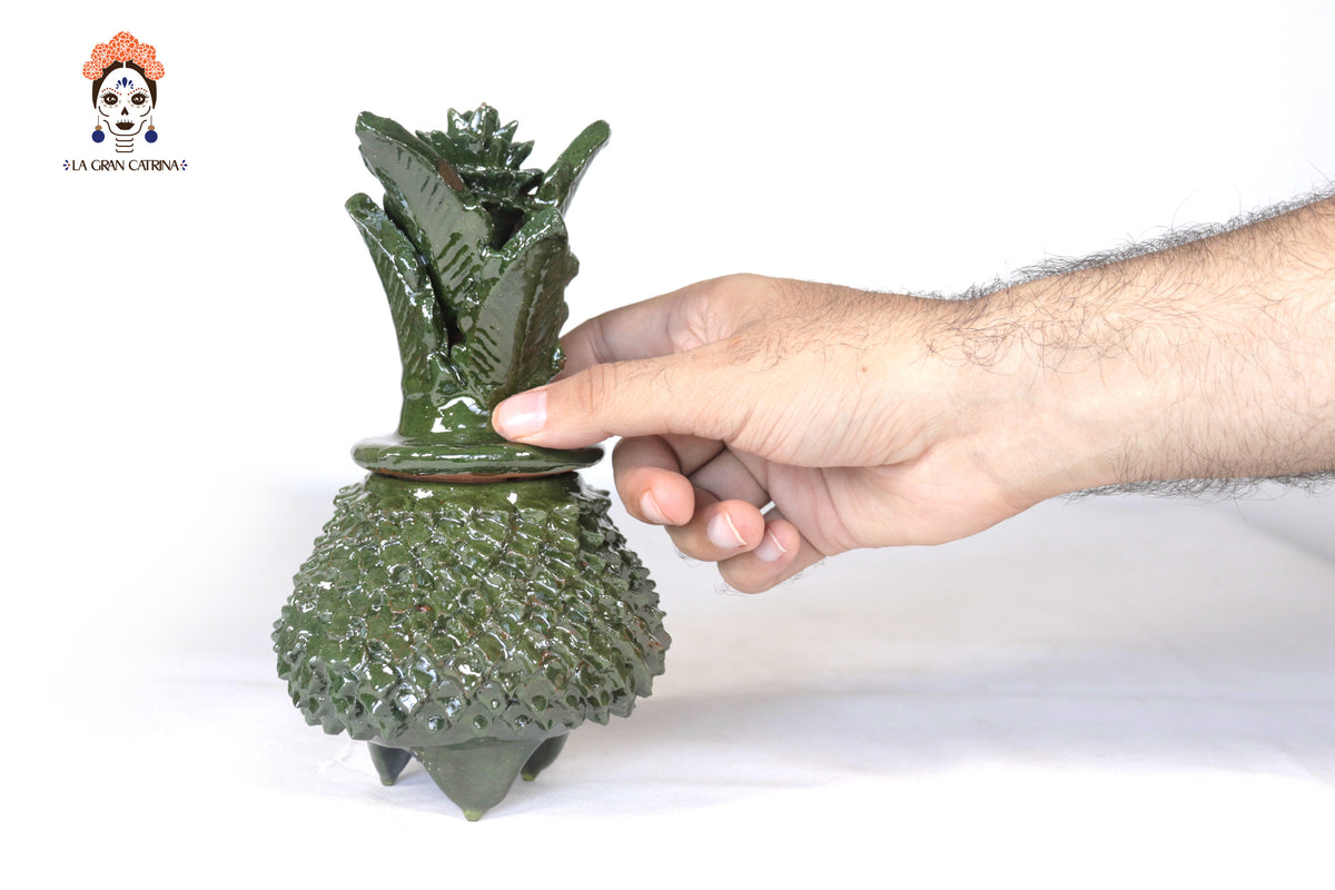 Piña de barro vidriado - Ladrillos verdes - 19 cm. 7.7 in.