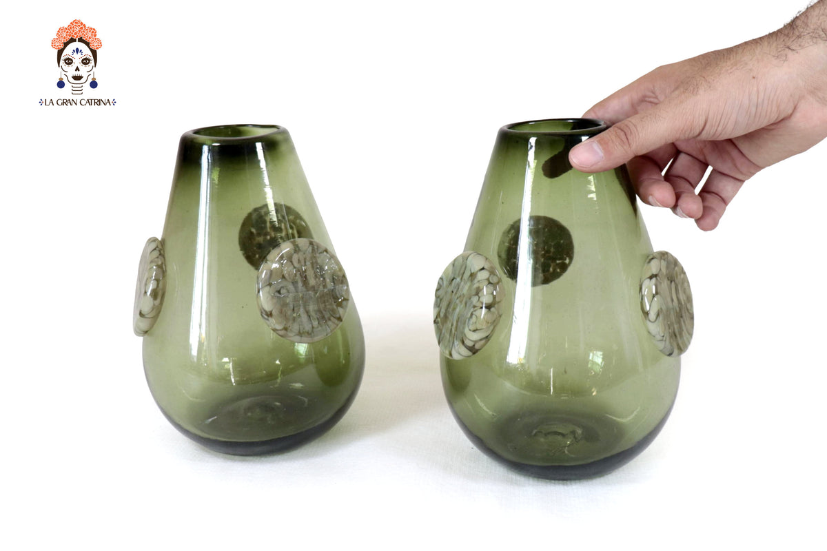 Vaso de Vidrio Soplado Verde con Medallones de Vidrio 20 cm. 7.8 in. Vidrio Soplado