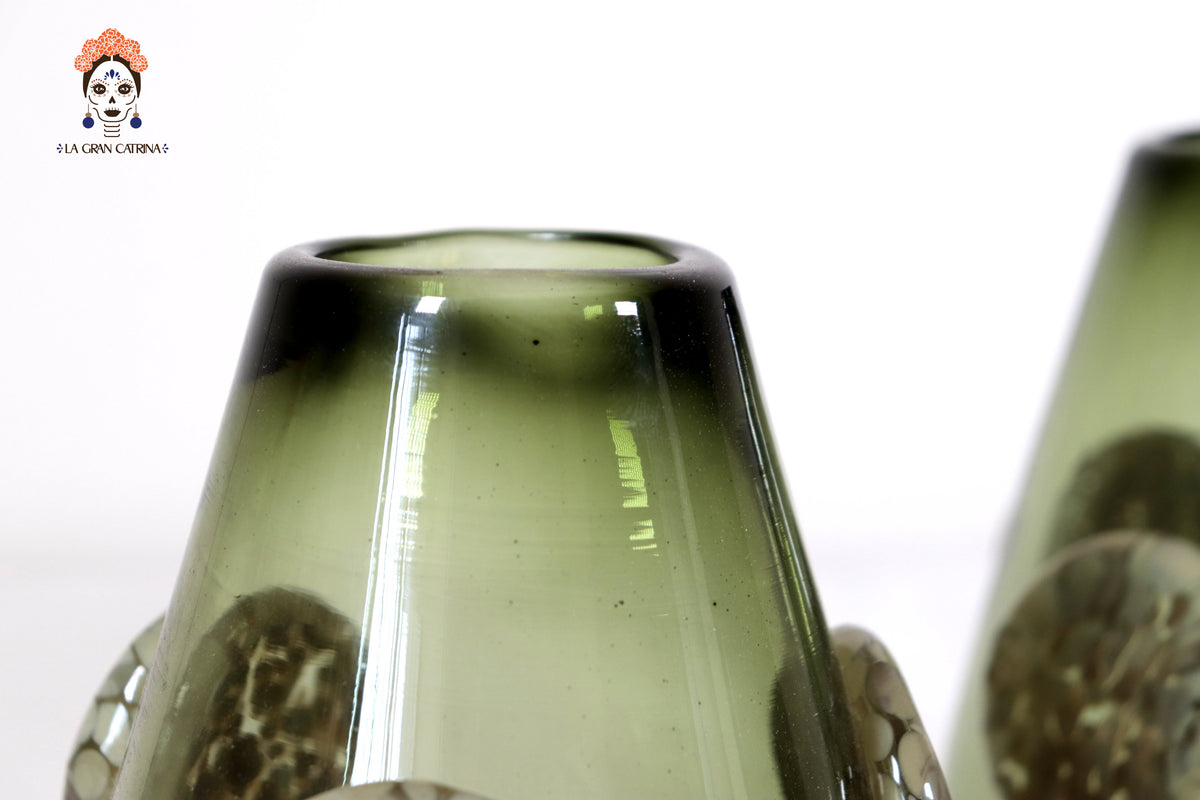 Vaso de Vidrio Soplado Verde con Medallones de Vidrio 20 cm. 7.8 in. Vidrio Soplado