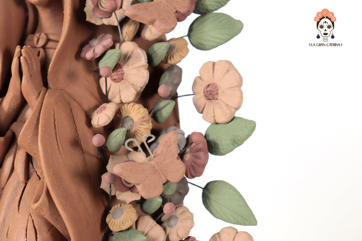 Virgen de Guadalupe - Barro natural con mariposas y flores - 27.5 Cm. 10.8 in. Artesanía