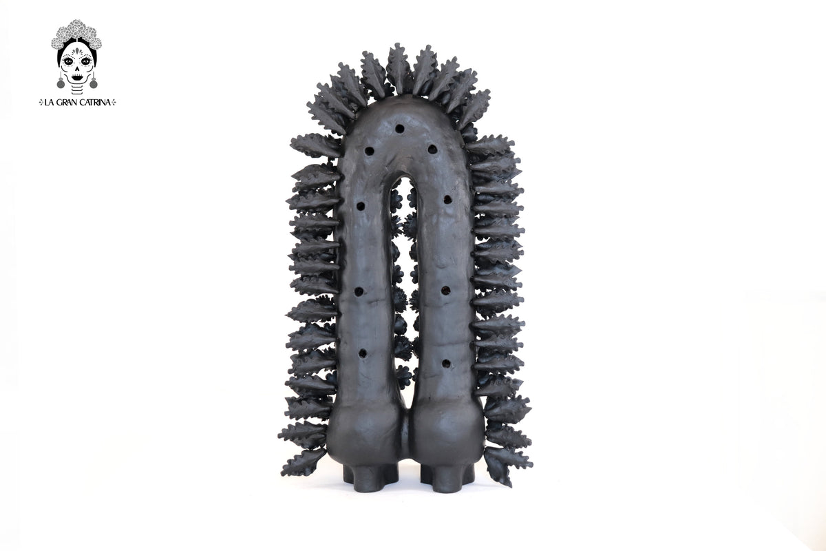 Arco negro de calaveras y flores - 42 cm. 16.5 in. Artesanía