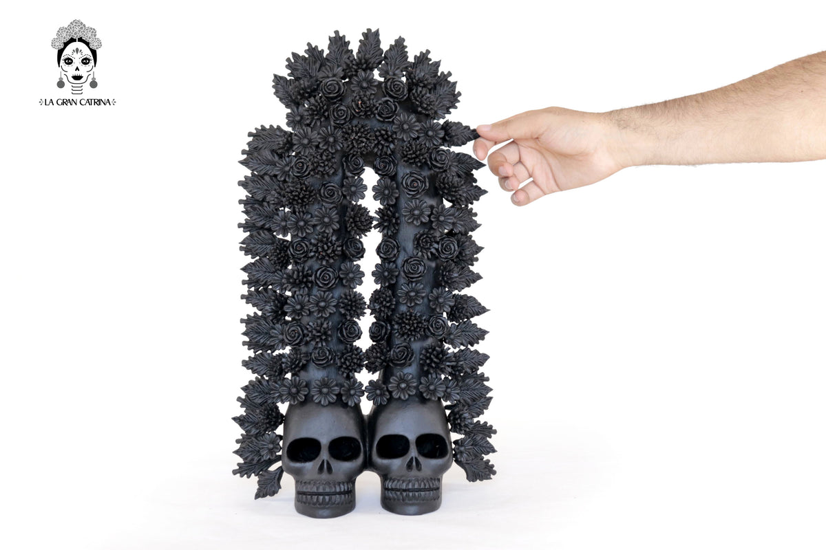 Arco negro de calaveras y flores - 42 cm. 16.5 in. Artesanía