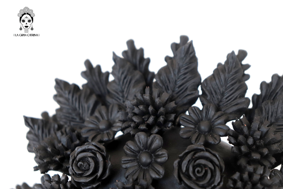 Arco negro de calaveras y flores - 42 cm. 16.5 in. Artesanía