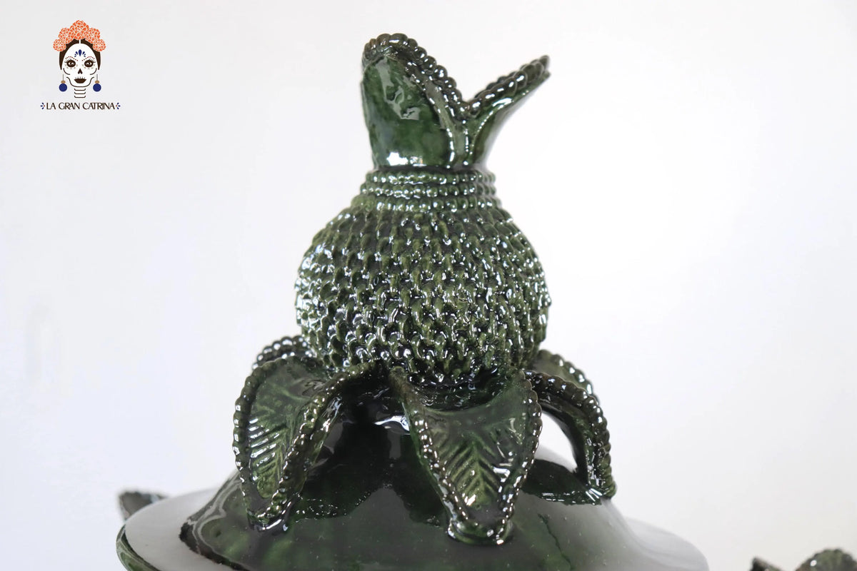 Ponchera de tejido verde con jarritos de barro - 38 cm. 14.9 in.