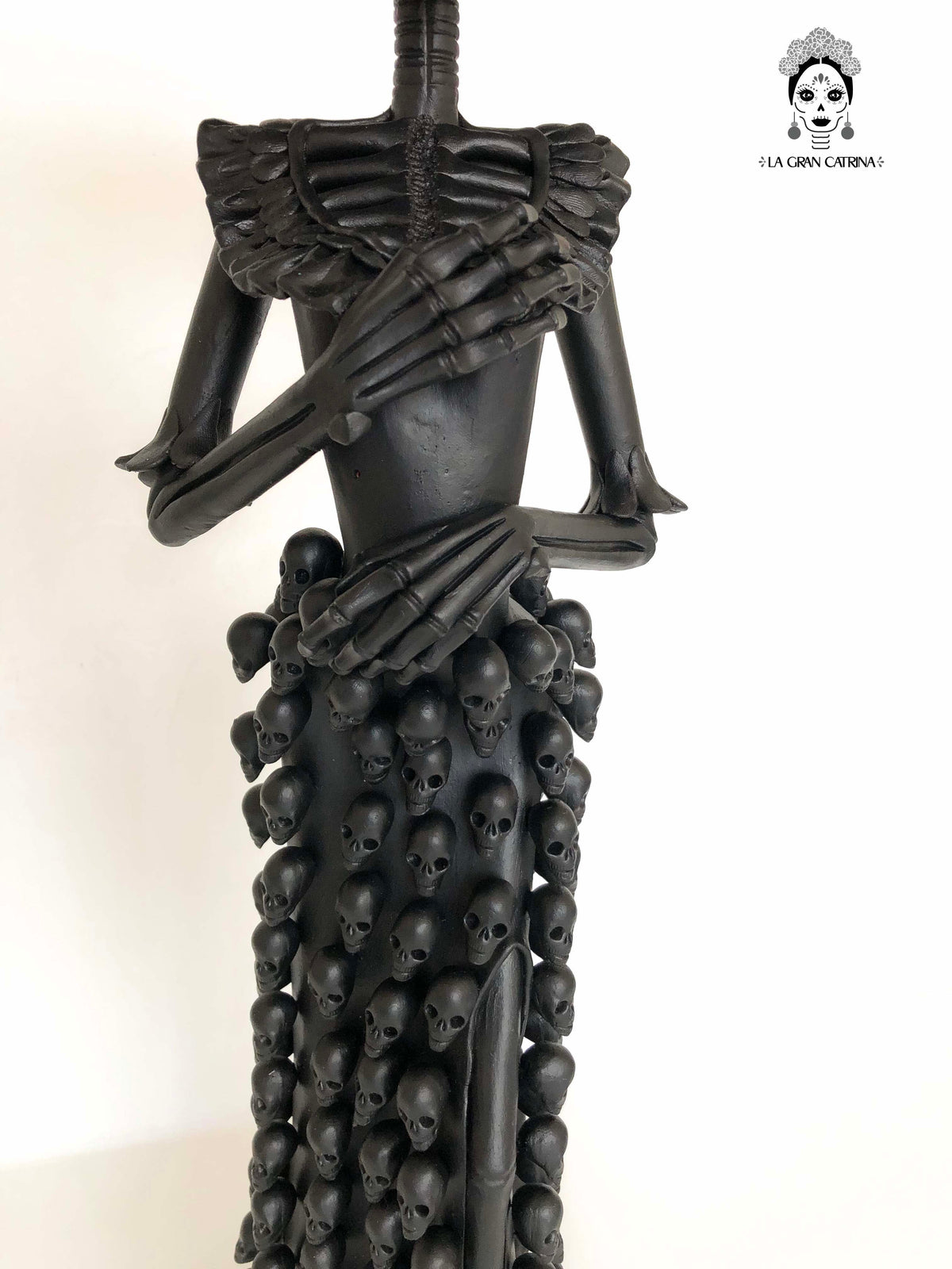 Catrina con vestido de calaveras - 60 cm. 24 in. Catrina
