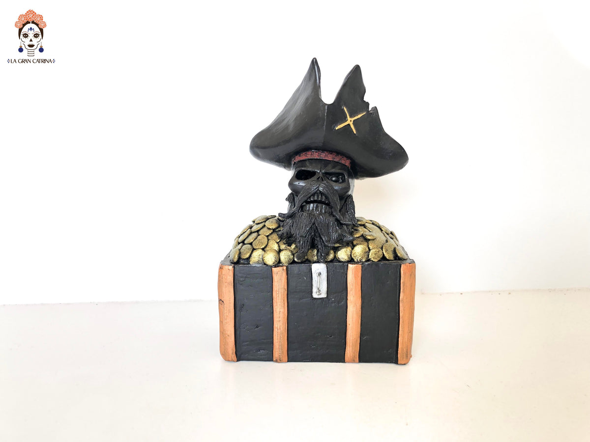 Cabeza pirata en cofre del tesoro
