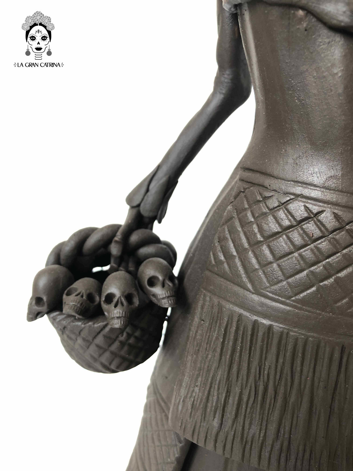 Catrina con cesto de Calaveritas - 50 cm. 20 in. Catrina
