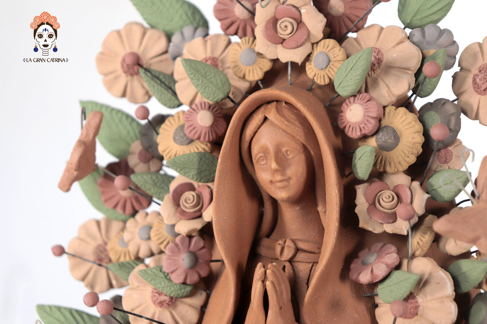 Virgen de Guadalupe - Barro natural con mariposas y flores - 27.5 cm. 10.8 in. Artesanía