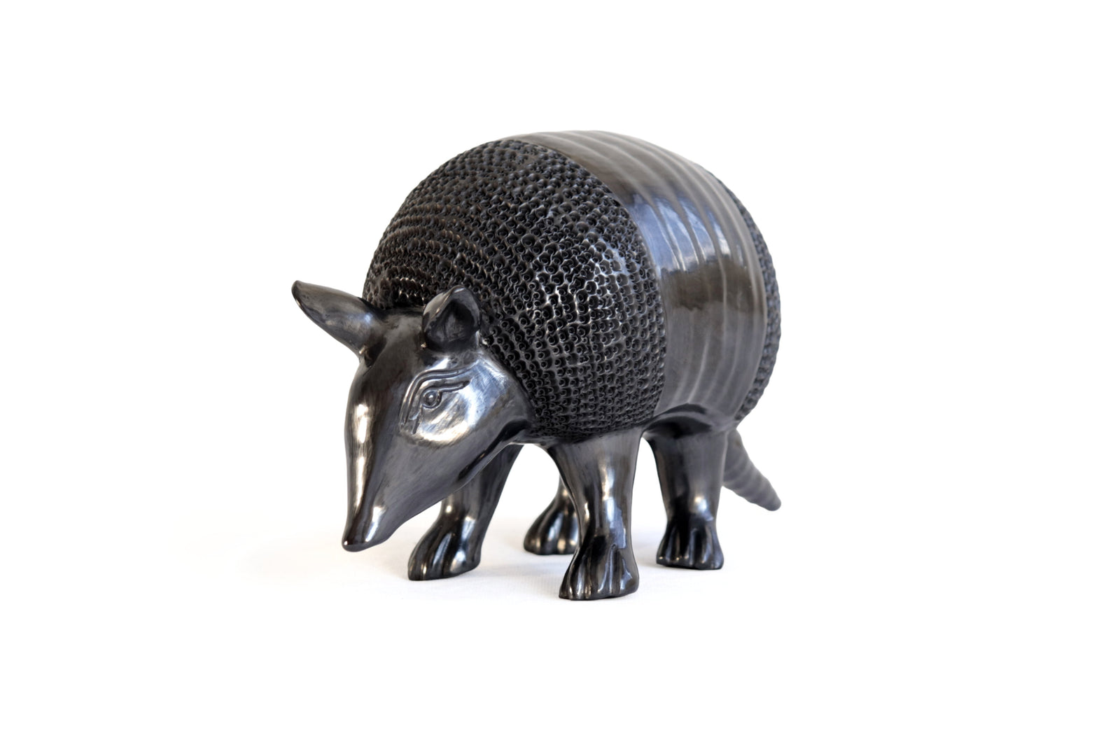 Armadillo de Barro Negro 22 cm. 8.6 in. Barro negro
