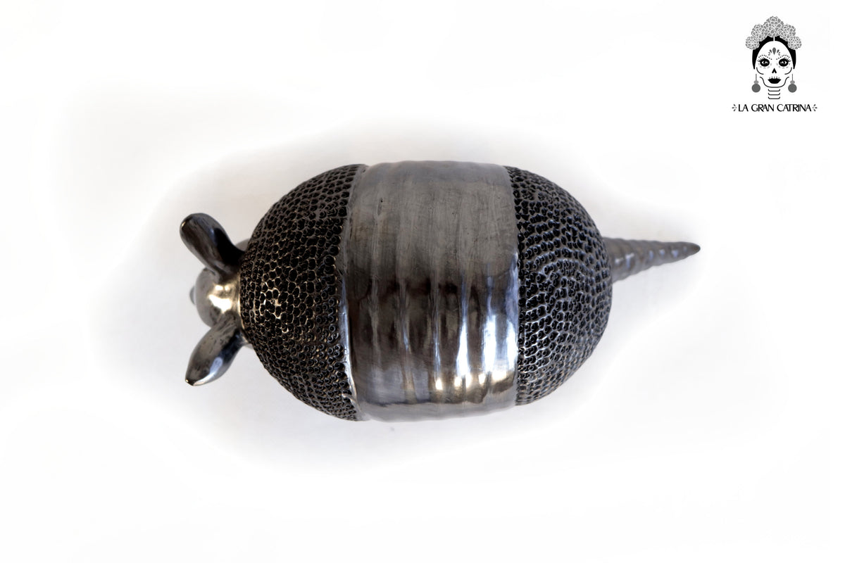 Armadillo de Barro Negro 22 cm. 8.6 in.