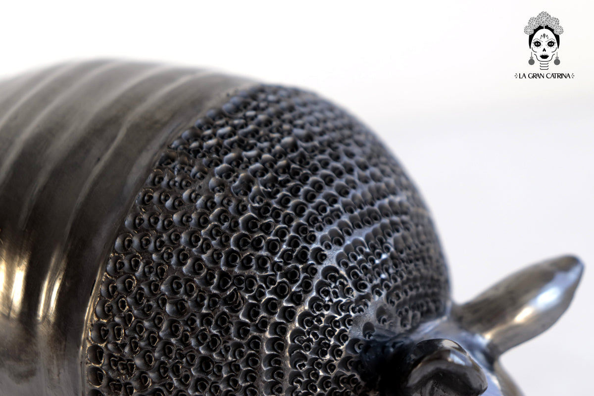 Armadillo de Barro Negro 22 cm. 8.6 in.
