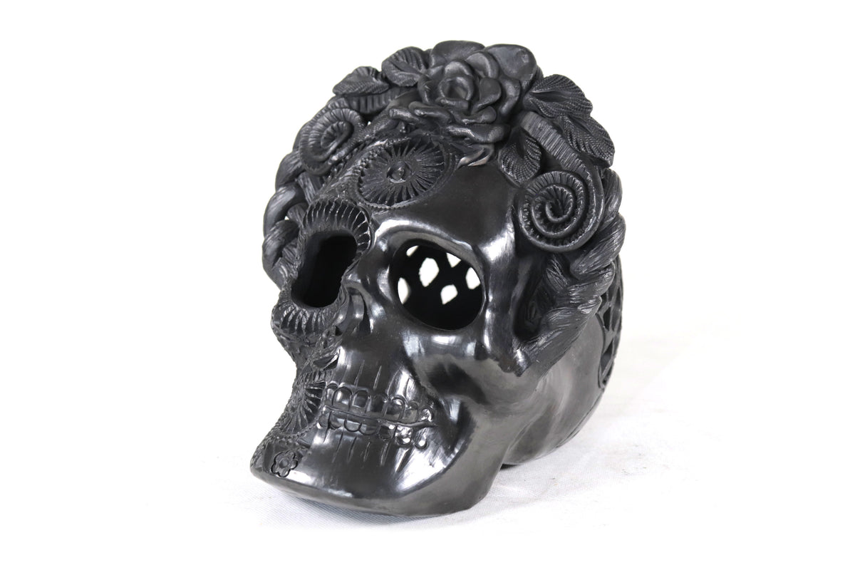 Cráneo de Barro Negro con Flores 20 cm. 7.9 in.