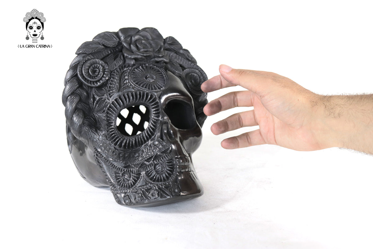 Cráneo de Barro Negro con Flores 20 cm. 7.9 in.