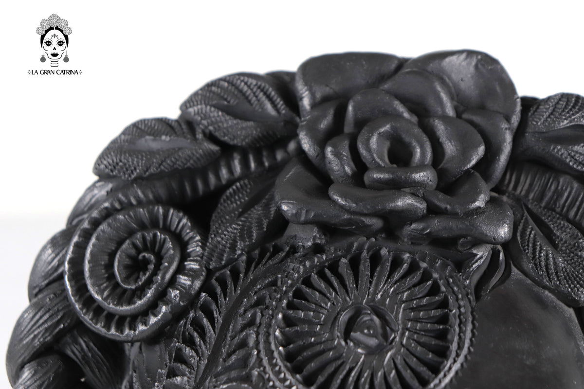 Cráneo de Barro Negro con Flores 20 cm. 7.9 in.