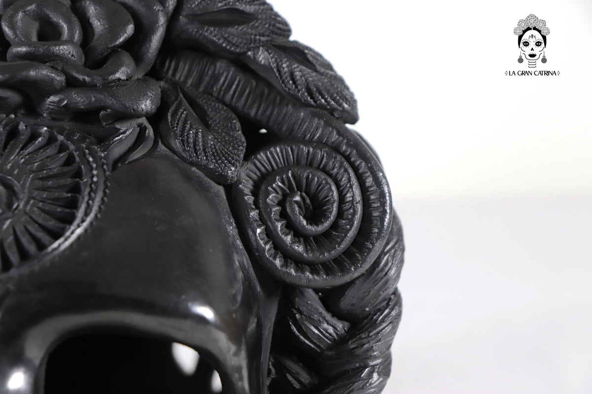 Cráneo de Barro Negro con Flores 20 cm. 7.9 in.