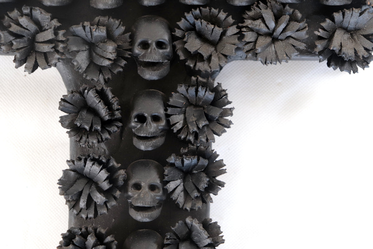 Cruz de Día de Muertos Grande Barro color Negro - 40 cm. 15.7 in