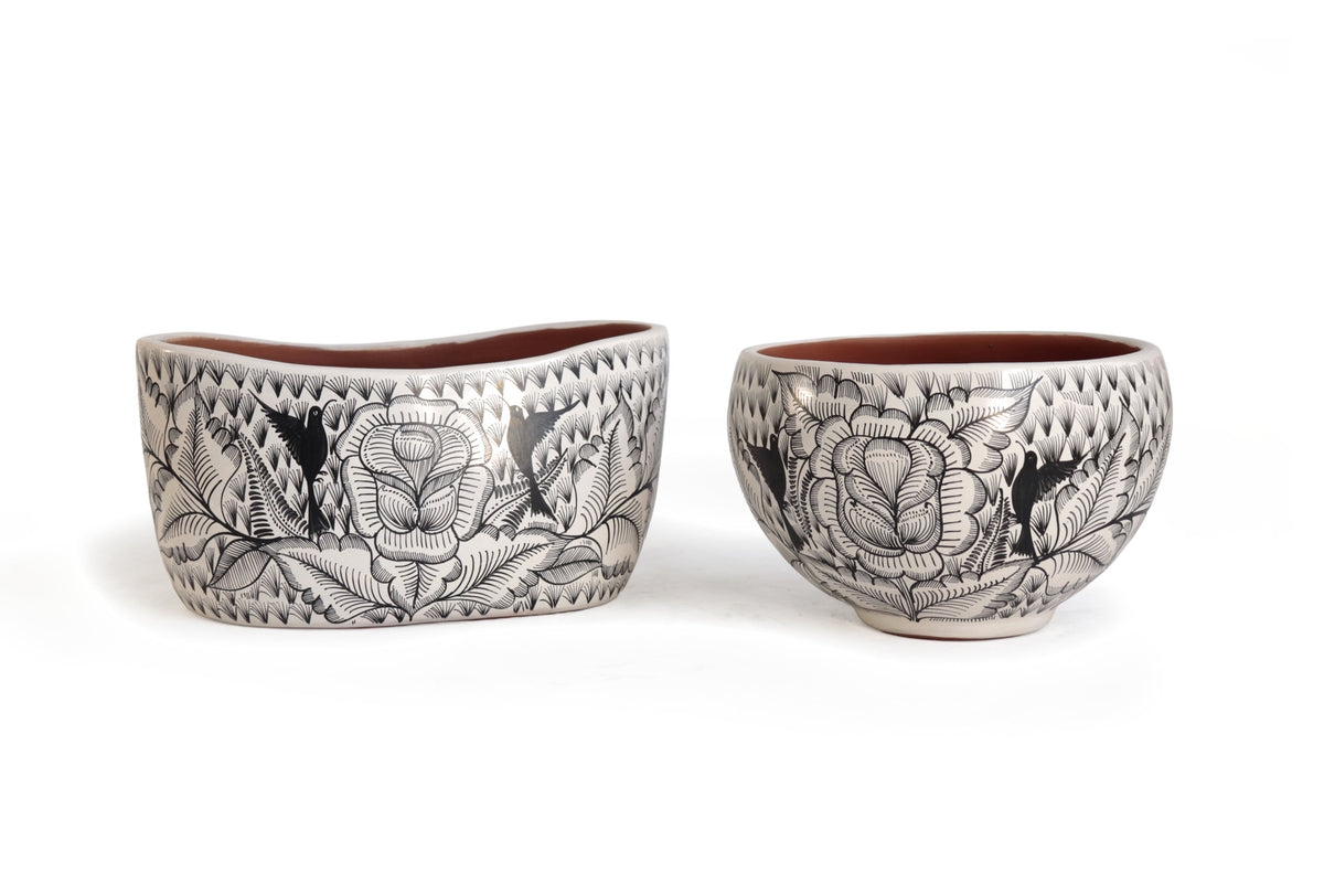 Par de Macetas Blancas con Flores y Colibríes - 25 cm. 10 in.