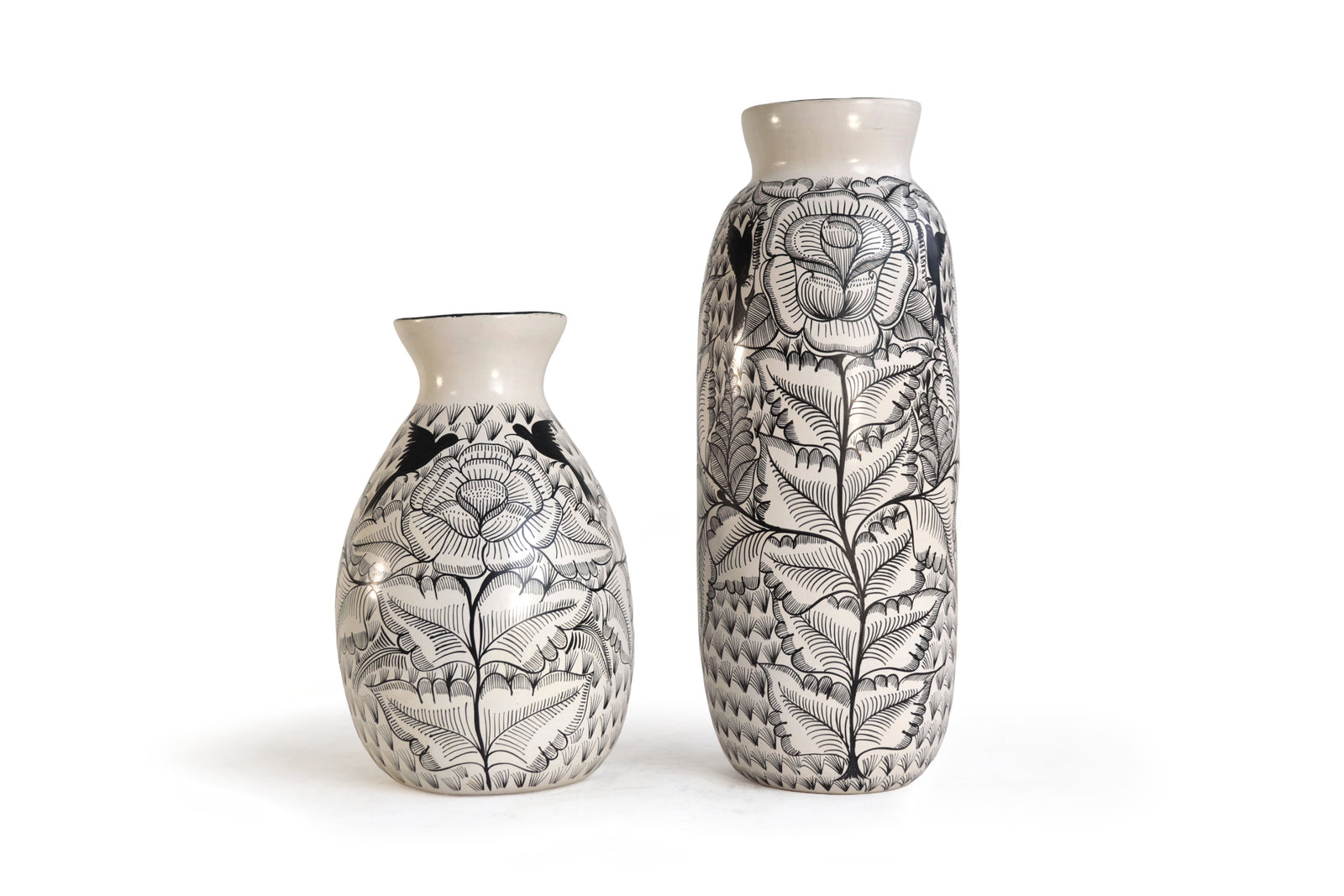 Par de Floreros Blancos con Flores y Colibríes - 42.7 cm. 16.8 in., 30 cm. 11.8 in. Huancito