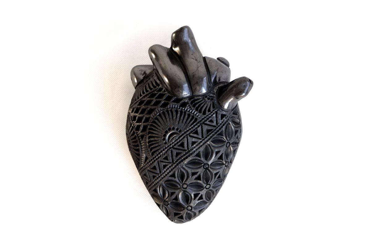 Corazón de Barro Negro Calado 19 cm. 7.4 in.