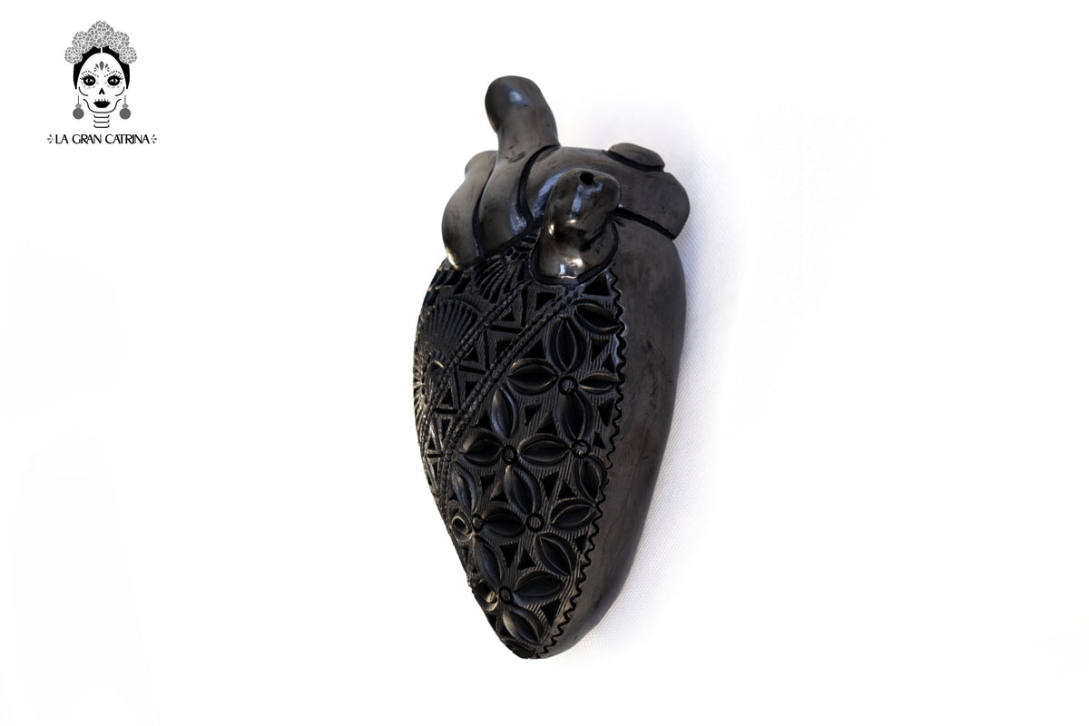 Corazón de Barro Negro Calado 19 cm. 7.4 in.