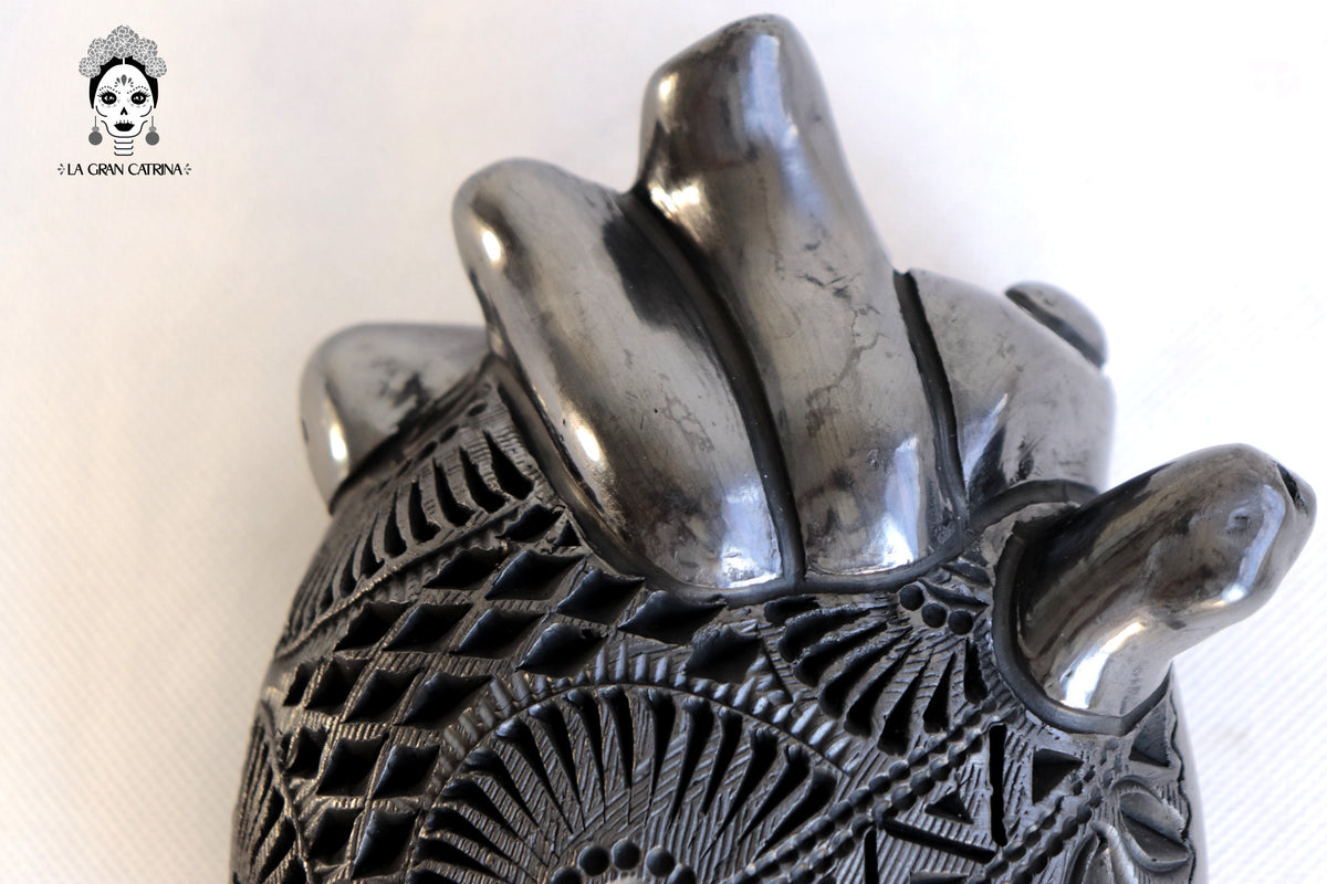 Corazón de Barro Negro Calado 19 cm. 7.4 in.