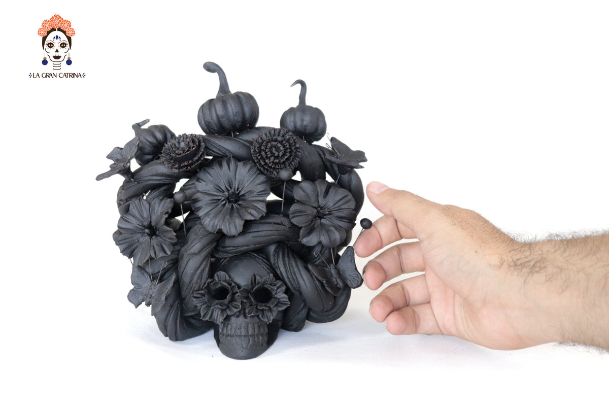Calavera negra con Mariposas y Calabazas II - 14.5 cm. 5.7 in.