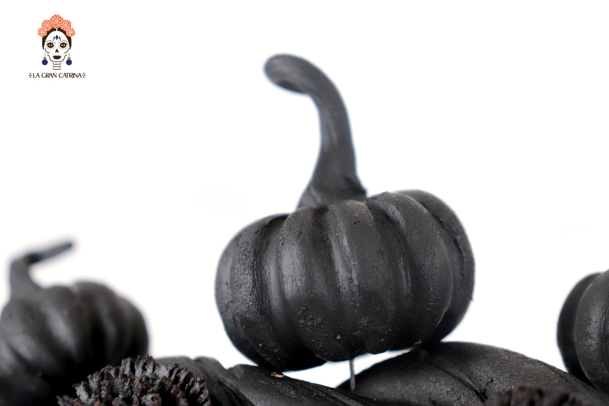 Calavera negra con Mariposas y Calabazas II - 14.5 cm. 5.7 in.